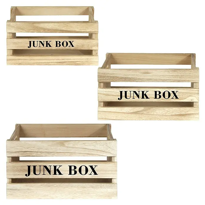 Set cajas de madera - 3 ud., Color: Natural - Tres cajas de madera clara con la etiqueta "JUNK BOX", perfectas para guardar objetos pequeños y organizar los artículos del hogar.