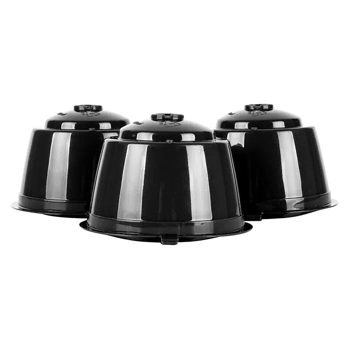 Cápsulas de café reutilizables - 3 ud., Específico para: Dolce Gusto - Primer plano de tres cápsulas de café negras sobre un fondo negro. Las cápsulas están limpias y brillantes.