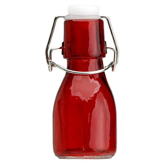 Especiero con cierre mecánico - 1 ud., 75 ml, Vidrio - Botella de vidrio roja con cierre swing top llena de un líquido rojo.