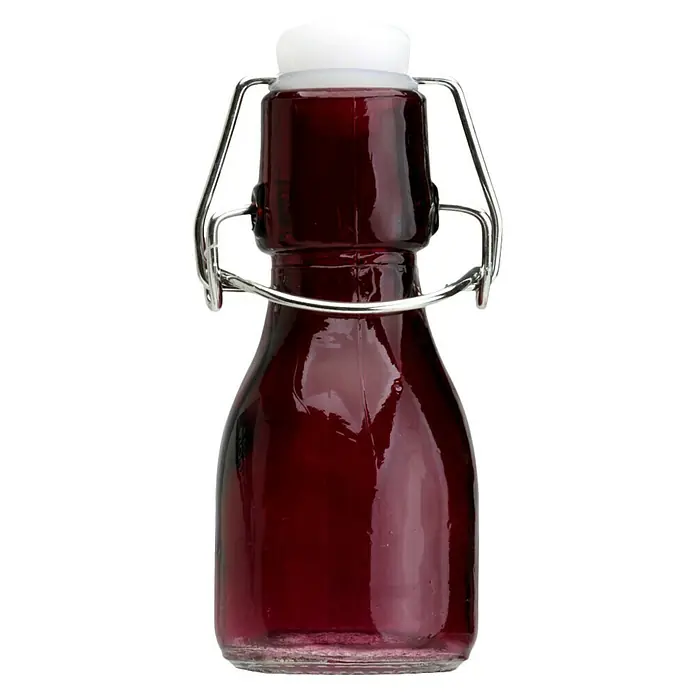 Especiero con cierre mecánico - 1 ud., 75 ml, Vidrio - Una toma detallada de una botella de vidrio roja con tapón abatible y tapón blanco.