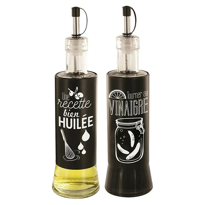 Aceitera y vinagrera - Vidrio, 250 ml - Dos botellas de vidrio con etiquetas negras, una con aceite y la otra con vinagre, prácticos ayudantes de cocina.