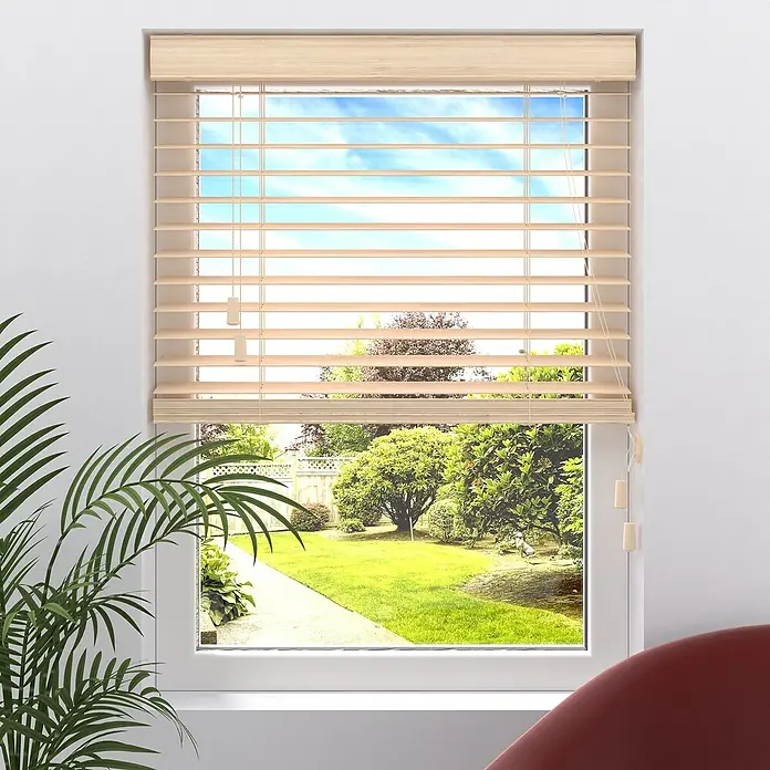 Dikini kokraklari orasiga tiqdi. Juda sexy eshak