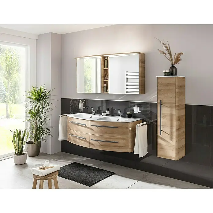 Lanzet Classico LED-Spiegelschrank - B x H: 142 x 70,2 cm, Mit Beleuchtung, Berg Eiche - Elegantes Badezimmer-Interieur mit einem Waschtischunterschrank in Holzoptik, einem Spiegelschrank und einem Hochschrank für stilvolle Badgestaltung.