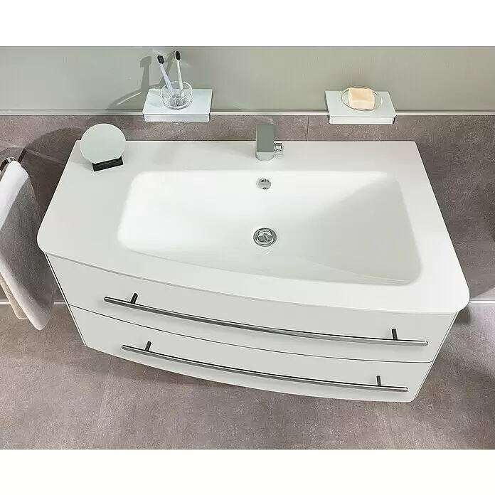 Lanzet Classico Badmöbel-Set CL10LWWC - 99,2 cm, Weiß, Farbe Griff: Chrom, Links - Weißer Badschrank mit integriertem Waschbecken und Chromarmatur, zwei geschwungenen Schubladen und Metallgriffen, an einer gefliesten Wand.
