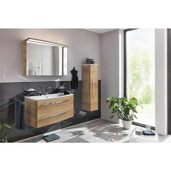 Lanzet Classico Einbauwaschbecken - 100,6 x 53,3 cm, Weiß, Ablage rechts - Das moderne Badezimmer zeigt einen Waschtisch mit Holzfront und zwei Schubladen, einen Spiegelschrank mit Beleuchtung und einen Hochschrank.