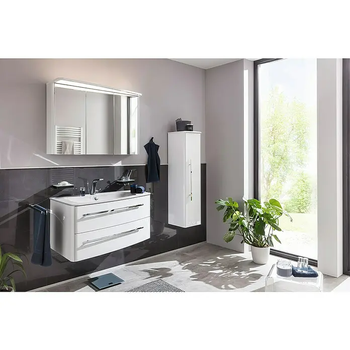 Lanzet Classico Einbauwaschbecken - 100,6 x 53,3 cm, Weiß, Ablage rechts - Elegantes Badezimmer mit weißem Waschtischunterschrank, Spiegelschrank und Hochschrank. Die moderne Ausstattung wird durch eine Zimmerpflanze ergänzt.