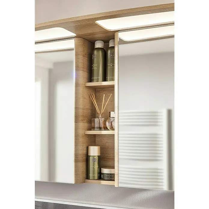 Lanzet Classico Badmöbel-Set CL14WBC - 137,2 cm, Berg Eiche, Farbe Griff: Chrom - Badezimmer-Spiegelschrank mit Holzregalen und Rituals-Produkten, die stilvolle Aufbewahrung und Organisation bieten.