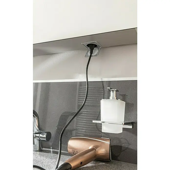 Lanzet Classico Badmöbel-Set CL14MWC - 137,2 cm, Weiß, Farbe Griff: Chrom - Einbau-Steckdose mit eingestecktem Stromkabel eines Föhns in einem Badezimmer.