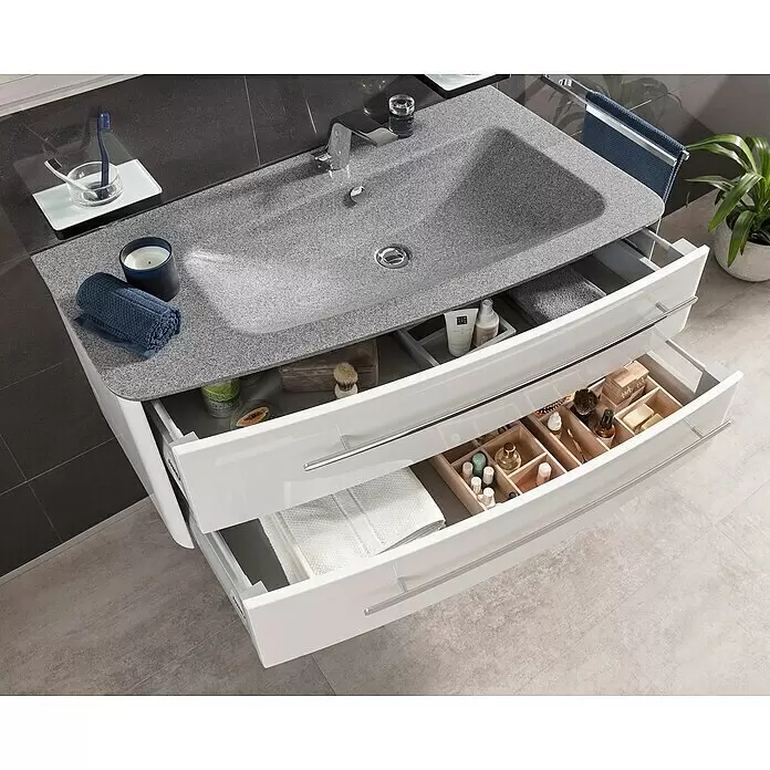 Lanzet Classico Badmöbel-Set CL10LMWC - 99,2 cm, Weiß, Farbe Griff: Chrom, Links - Moderner Badunterschrank mit grauer Sprenkelspüle und weißen Hochglanzschränken. Zwei organisierte Schubladen zeigen Pflegeprodukte und Handtücher.