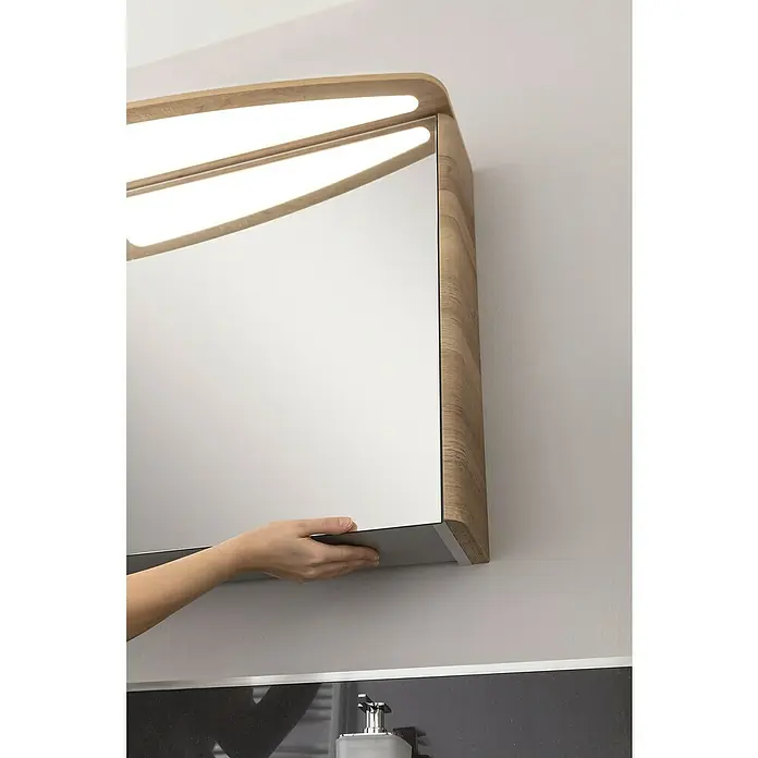 Lanzet Classico LED-Spiegelschrank - B x H: 142 x 70,2 cm, Mit Beleuchtung, Berg Eiche - Nahaufnahme eines Spiegelschranks mit Holzrahmen und integrierter Beleuchtung im Badezimmer.