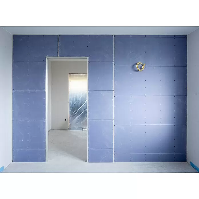 Knauf UA-Aussteifungsprofil - 3.500 x 100 x 40 mm - Blaue Gipskartonplatten an Innenwänden im Bau, mit Türöffnung. Freiliegende Verkabelung rechts.