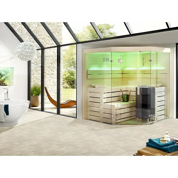 b!design Vinylbodenmuster SPC Asti - 280 x 160 x 4 mm, Fliesenoptik - Moderne Sauna mit Holzbänken, Glaselementen und stimmungsvoller Beleuchtung in einem hellen Badezimmer mit großem Fenster.