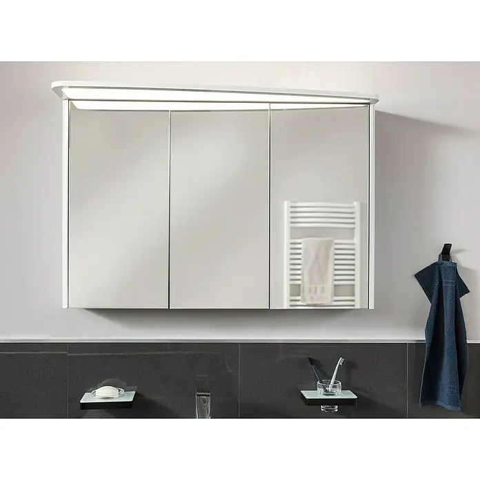 Lanzet Classico Badmöbel-Set CL10RWWA - 99,2 cm, Weiß, Farbe Griff: Anthrazit, Rechts - Das Bild zeigt einen modernen Spiegelschrank mit Beleuchtung über einem Waschbecken mit Seife und Zahnbürste. Ein Handtuch hängt seitlich.