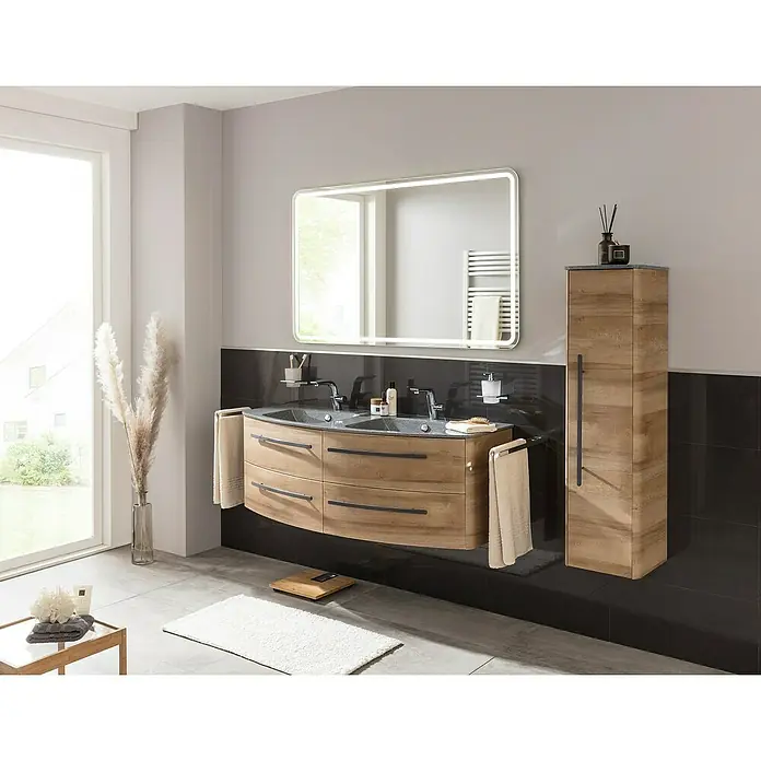 Lanzet Classico Midischrank - B x T x H: 31,2 x 32,5 x 121,4 cm, Berg Eiche/Grau, Farbe Griff: Anthrazit, DIN Anschlag: Rechts - Elegantes Badezimmer-Interieur mit einem Doppelwaschtisch aus Holz, einem beleuchteten Spiegel und einem passenden Hochschrank.
