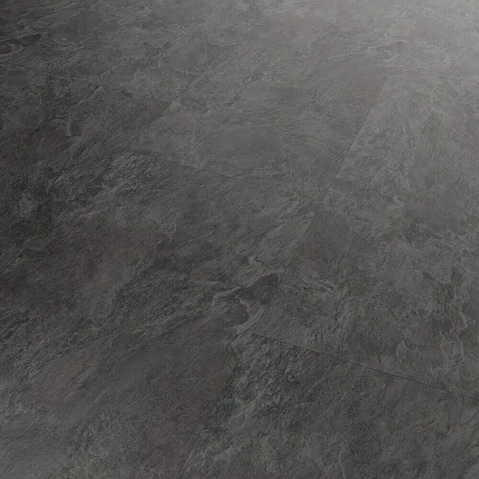 b!design Vinylbodenmuster SPC Florentina - 280 x 160 x 4 mm, Fliesenoptik - Nahaufnahme von eleganten, grauen Schiefer-Bodenfliesen, die ein modernes und stilvolles Ambiente für jeden Raum schaffen.