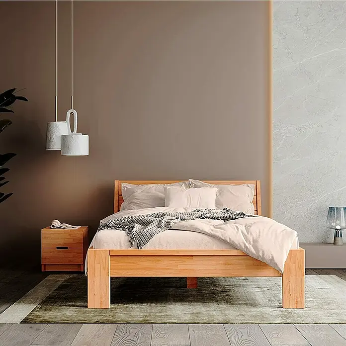 Krok Wood Bett Alice120 x 200 cm, Buche - Ein helles Holzbett mit Nachttisch und zwei Hängelampen vor einer zweigeteilten Wand. Die Bettwäsche ist hell gehalten.
