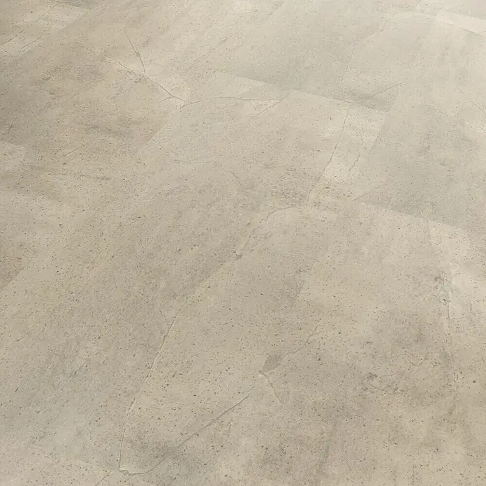 b!design Vinylbodenmuster SPC Asti - 280 x 160 x 4 mm, Fliesenoptik - Nahaufnahme von beigen Fliesen, die eine natürliche Textur und subtile Variationen in Farbe und Muster aufweisen.
