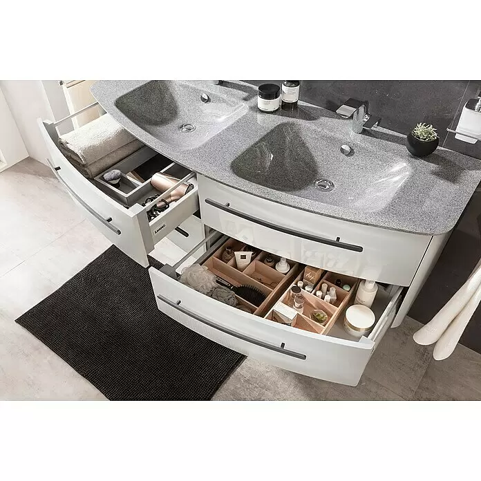 Lanzet Classico Badmöbel-Set CL14MWC - 137,2 cm, Weiß, Farbe Griff: Chrom - Weißer Doppelwaschtisch mit grauer Granitoptik-Platte und offenen Schubladen mit organisierten Toilettenartikeln und Handtüchern.
