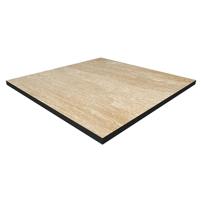 Terrassenfliese Lava Stone 2.0 - 60 x 60 x 2 cm, Beige, Matt - Nahaufnahme einer quadratischen hellbraunen Keramikfliese mit dunklem Rand, die die Textur und das Design der Fliese hervorhebt.