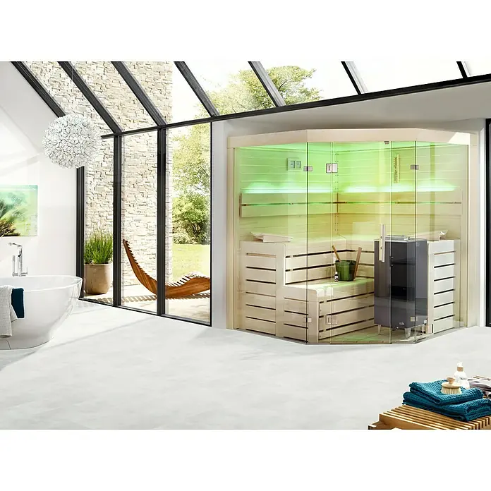 b!design Vinylboden SPC - Sorrento, Fliese, 609,6 x 304,8 x 4 mm - Helle Badezimmersauna mit Glaselementen, Holzbänken und Heizgerät. Entspannende Atmosphäre für Wellness im eigenen Zuhause.