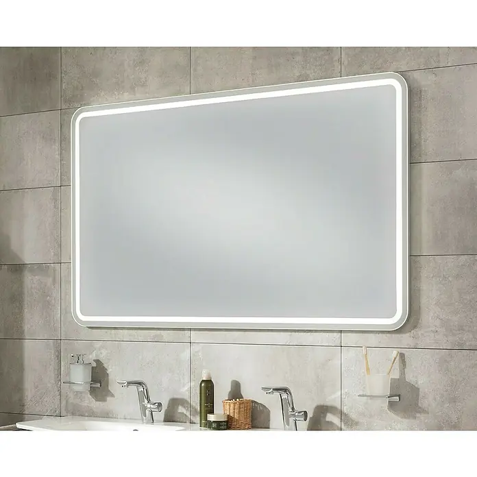 Lanzet Classico LED-Lichtspiegel - 140 x 84 cm - Großaufnahme eines rechteckigen LED-Badezimmerspiegels mit abgerundeten Ecken, der über einem Waschbecken an einer gefliesten Wand hängt.