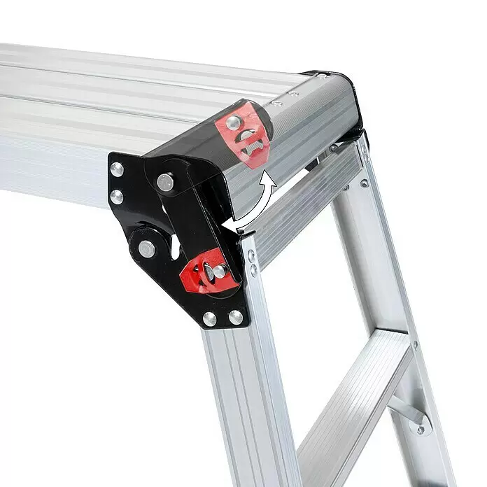 Güde Arbeitsplattform GAAP 760 - Arbeitshöhe: 49,5 cm, Belastbarkeit: 150 kg, Aluminium - Detailaufnahme der klappbaren Gelenkverbindung einer silbernen Aluminiumleiter/Gerüst mit schwarzen Scharnieren und roten Verriegelungen.