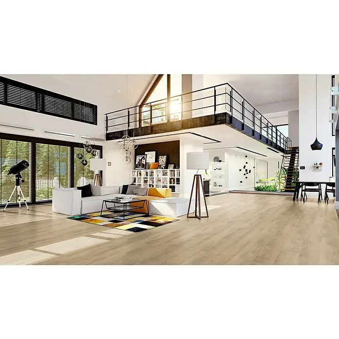 b!design Vinylboden Premium - Cornwall, Landhausdiele, 1.524 x 228,6 x 6,5 mm - Ein helles Wohnzimmer mit einem großen Fenster, einem Teleskop und einem farbenfrohen Teppich. Der Boden ist aus hellem Holz.
