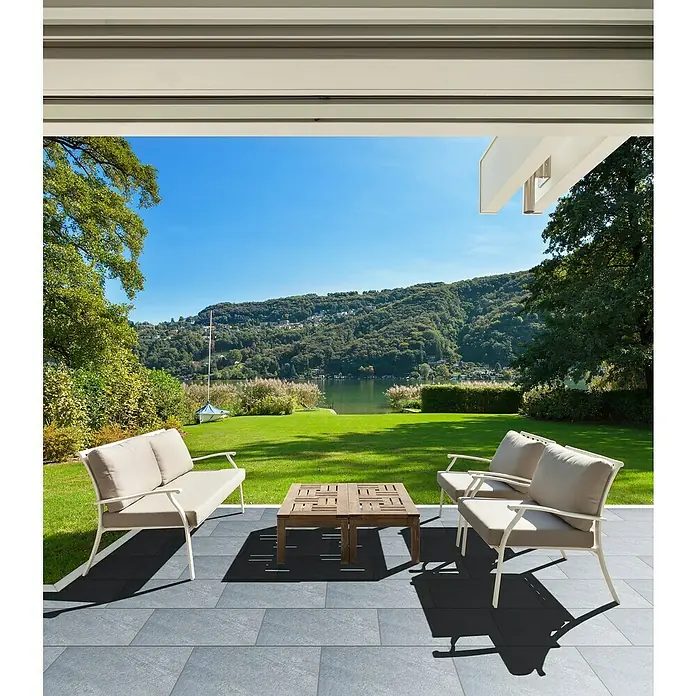 Terrassenfliese Nevada - 60 x 60 x 2 cm, Grau, Matt - Exklusives Terrassen-Set mit eleganten Sitzmöbeln und einem stilvollen Holztisch, perfekt für entspannte Stunden im Freien mit Seeblick.