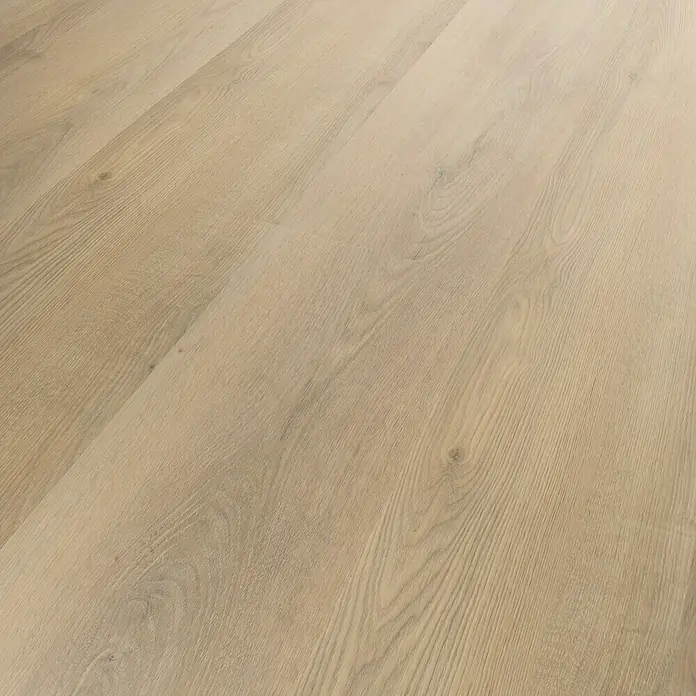 b!design Vinylboden Premium - Cornwall, Landhausdiele, 1.524 x 228,6 x 6,5 mm - Eine Nahaufnahme von hellem Holzboden mit Maserung, ideal für ein warmes, natürliches Raumdesign. Die Textur des Laminatbodens ist gut erkennbar.