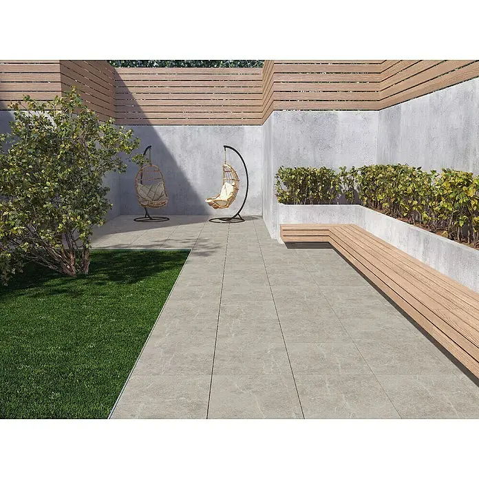 Terrassenfliese Botticino 2.0 - 60 x 60 x 2 cm, Grau, Matt - Stilvoller Außenbereich mit Sitzbänken aus Holz und dekorativen Hängekörben, ideal zum Entspannen im Garten.