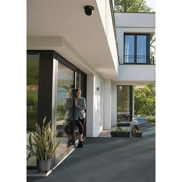 Terrassenfliese Revesto 2.0 - 60 x 60 x 2 cm, Anthrazit, Matt - Aussenansicht eines modernen Hauses mit Überwachungskamera an der Decke zur Sicherheit.