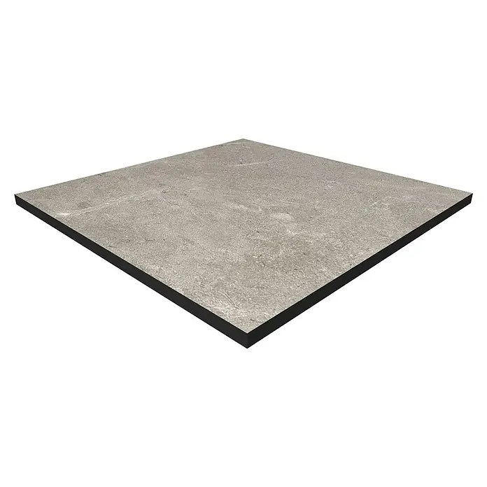 Terrassenfliese Botticino 2.0 - 60 x 60 x 2 cm, Grau, Matt - Eine einzelne quadratische graue Steinzeugfliese mit dunkler Kante vor schwarzem Hintergrund. Ideal für moderne Bodenbeläge.