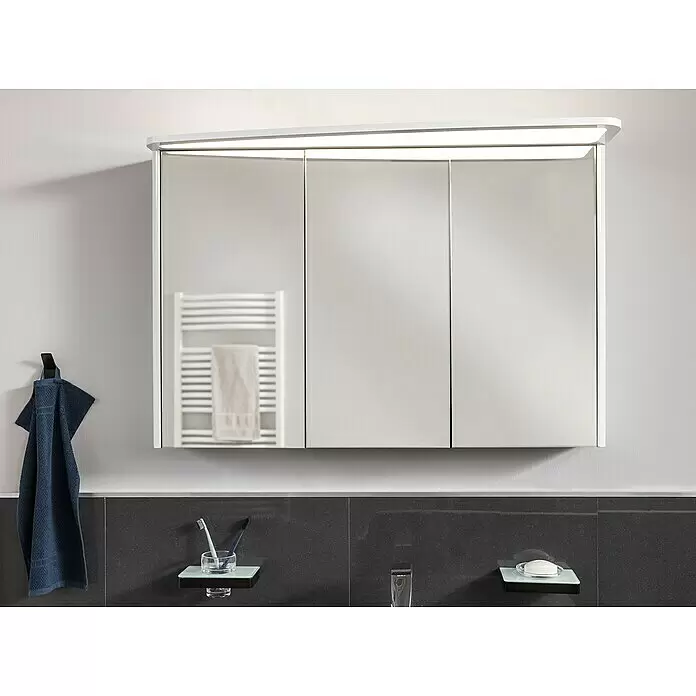 Lanzet Classico Badmöbel-Set CL10LWWA - 99,2 cm, Weiß, Farbe Griff: Anthrazit, Links - Weißer Badezimmerspiegelschrank mit drei Spiegeltüren und integrierter Beleuchtung, über dunklen Badfliesen installiert.