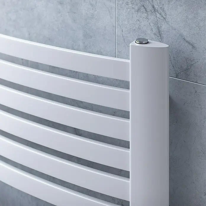 Ximax Badheizkörper K4 - B x H: 580 x 945 mm, Wärmeleistung bei Vorlauftemperatur von 75 °C (D: 50): 471 W - Nahaufnahme eines weißen Handtuchwärmers vor einer grauen Fliesenwand. Das moderne Design ist minimalistisch und elegant.
