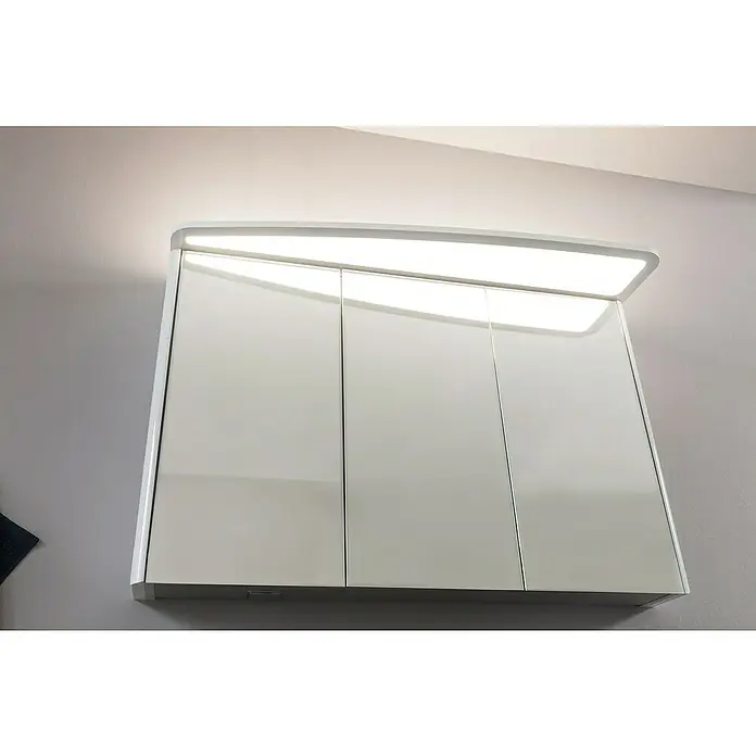 Lanzet Classico LED-Spiegelschrank - B x H: 104,8 x 70,2 cm, Mit Beleuchtung, Links, Berg Eiche - Weißer Hängeschrank mit drei Türen und integrierter Beleuchtung, ideal für Badezimmer oder andere Räume, die zusätzlichen Stauraum benötigen.