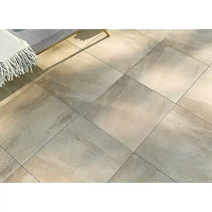 Terrassenfliese Aspen 2.0 - 60 x 60 x 2 cm, Beige, Matt - Beige Steinoptik-Terrassenfliesen unter natürlichem Licht.