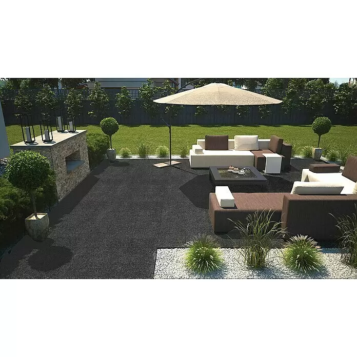 Terrassenfliese Manhattan 2.0 - 60 x 60 x 2 cm, Schwarz, Matt - Moderne Außenterrasse mit dunklem Pflasterboden, modularen cremefarbenen und braunen Sitzmöbeln und einem großen beigen Sonnenschirm.