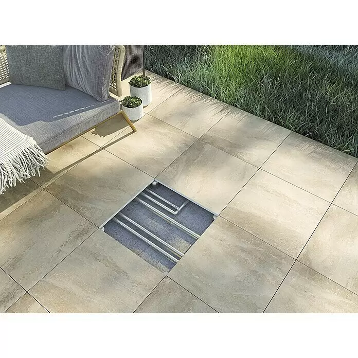 Terrassenfliese Aspen 2.0 - 60 x 60 x 2 cm, Beige, Matt - Hellbeige Terrassenplatten mit angehobener Sektion, die verdeckte Rohre darunter zeigt.
