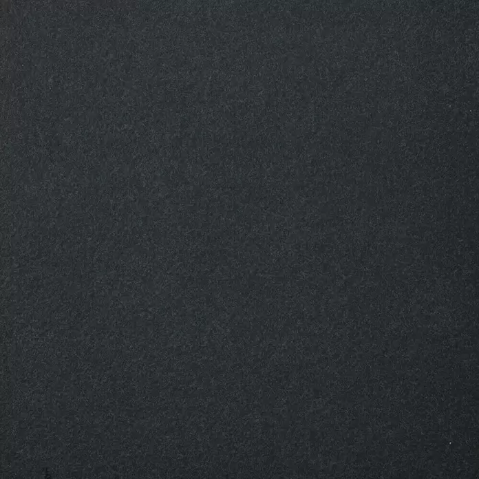Terrassenfliese Manhattan 2.0 - 60 x 60 x 2 cm, Schwarz, Matt - Dunkelgraue, gesprenkelte Texturoberfläche.