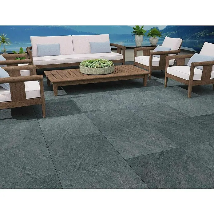 Terrassenfliese Manhattan 2.0 - 60 x 60 x 2 cm, Dunkelgrau, Matt - Ein stilvolles Outdoor-Set mit Sofa, Sesseln und Tisch auf einem eleganten, grauen Fliesenboden für eine moderne Terrasse.