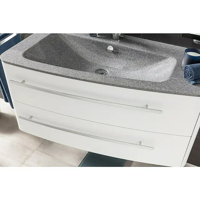Lanzet Classico Waschtischunterschrank - 99,2 x 52,4 x 48,2 cm, Weiß, Farbe Griff: Chrom, Rechts - Nahaufnahme eines modernen Badezimmerschranks mit Waschbecken, Schubladen und stilvollen Griffen.