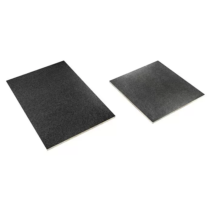 Terrassenfliese Manhattan 2.0 - 60 x 60 x 2 cm, Schwarz, Matt - Zwei dunkelgraue rechteckige Platten oder Fliesen, die ihre Schichtbauweise mit hellen Kanten zeigen.