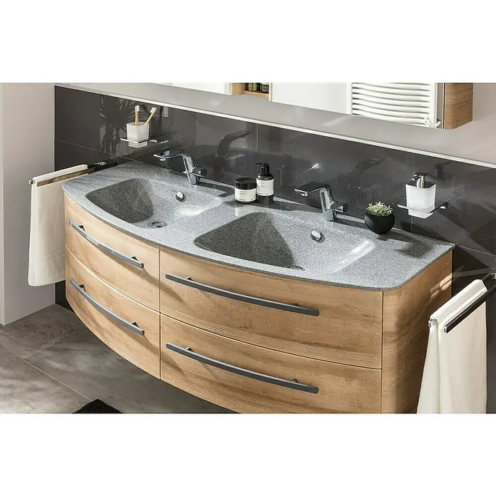 Lanzet Classico Waschtischunterschrank - 137,2 x 52,4 x 48,2 cm, Berg Eiche, Farbe Griff: Chrom - Ein modernes Doppelwaschbecken mit Unterschrank in Holzoptik und grauer Arbeitsplatte. Die Armaturen sind schlicht und elegant gehalten.