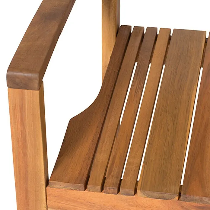 Siena Garden Falun Gartenstuhl - Akazie, Stapelbar, Natur, B x T x H: 59 x 56 x 90 cm - Nahaufnahme eines eleganten Gartenstuhls aus Holz mit Armlehne und Lattenmuster für entspannte Stunden im Freien.