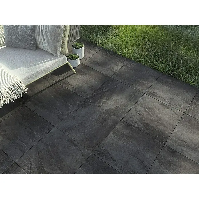 Terrassenfliese Aspen 2.0 - 60 x 60 x 2 cm, Anthrazit, Matt - Das Bild zeigt eine moderne Terrasse mit dunklen Steinplatten, die einen eleganten und zeitgemäßen Außenbereich gestalten.