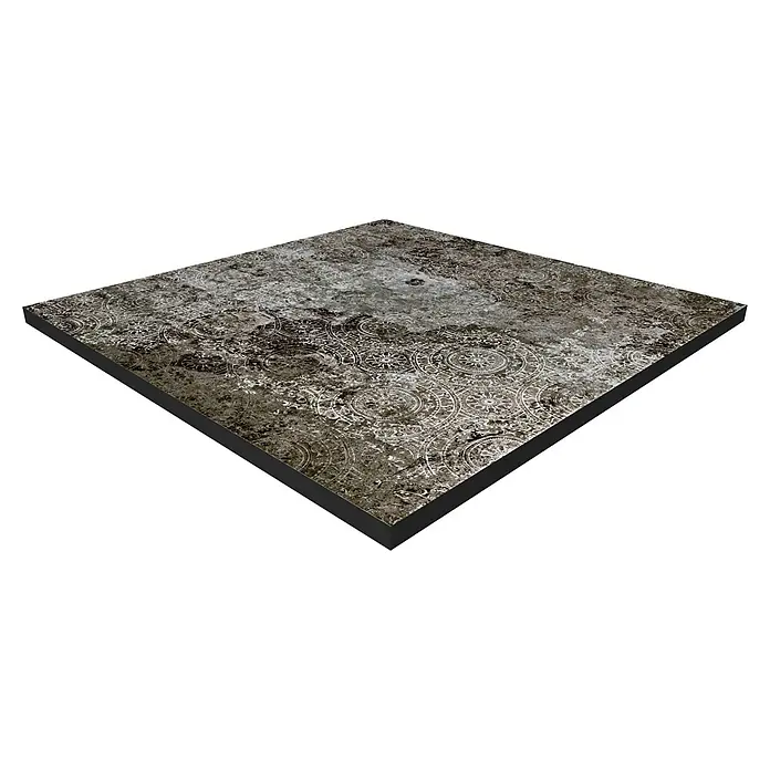 Terrassenfliese Persian Black 2.0 - 60 x 60 x 2 cm, Schwarz, Matt - Nahaufnahme eines quadratischen Wandbildes mit einem abstrakten, runden Muster und dunklen Farbtönen, das eine künstlerische Atmosphäre schafft.