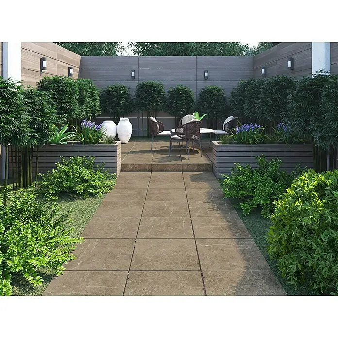 Terrassenfliese Botticino 2.0 - 60 x 60 x 2 cm, Taupe, Matt - Ein schöner gepflasterter Hinterhof mit üppigem Grün, Pflanzgefäßen und Sitzbereich, der eine ruhige und einladende Atmosphäre schafft.