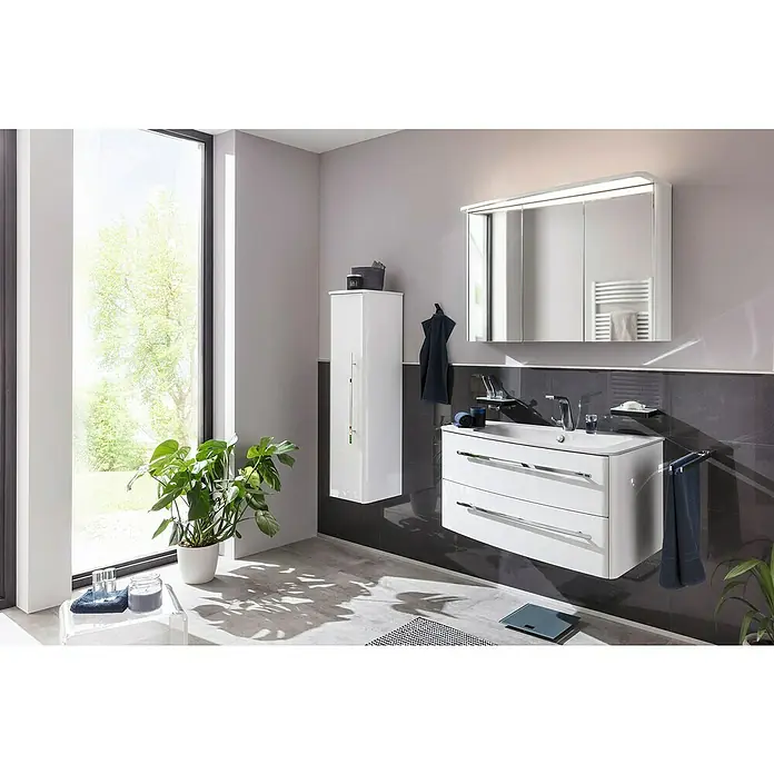Lanzet Classico MidischrankB x T x H: 31,2 x 32,5 x 121,4 cm, Weiß, Farbe Griff: Chrom, DIN Anschlag: Links - Ein modernes Badezimmer mit einem weißen Waschtisch mit Schubladen, Spiegelschrank und einem Hochschrank. Die grauen Fliesen verleihen dem Raum Eleganz.