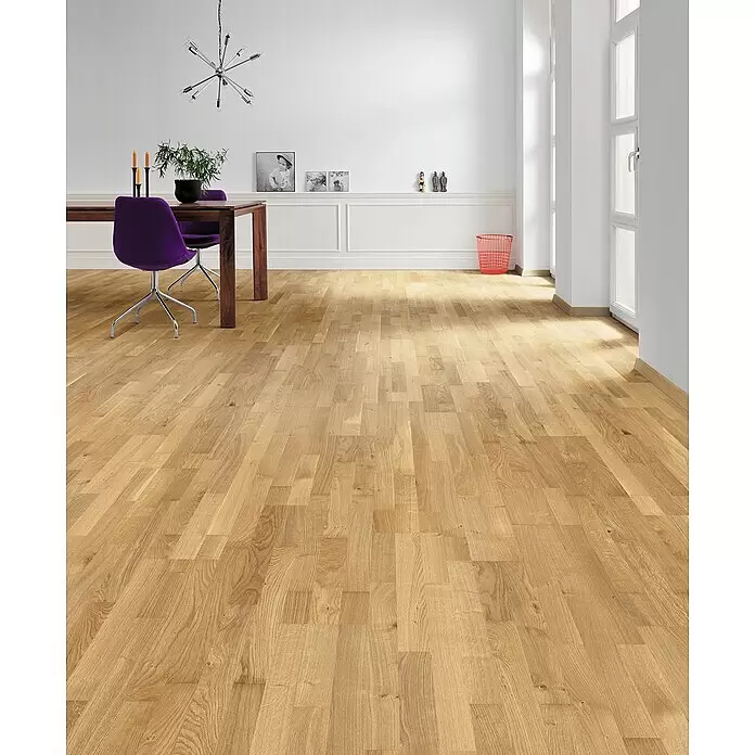 LOGOCLIC Parkettmuster Eiche - 290 x 180 x 12 mm, Schiffsboden - Helle Holzfußbodenbretter in einem modernen Esszimmer verlegt.