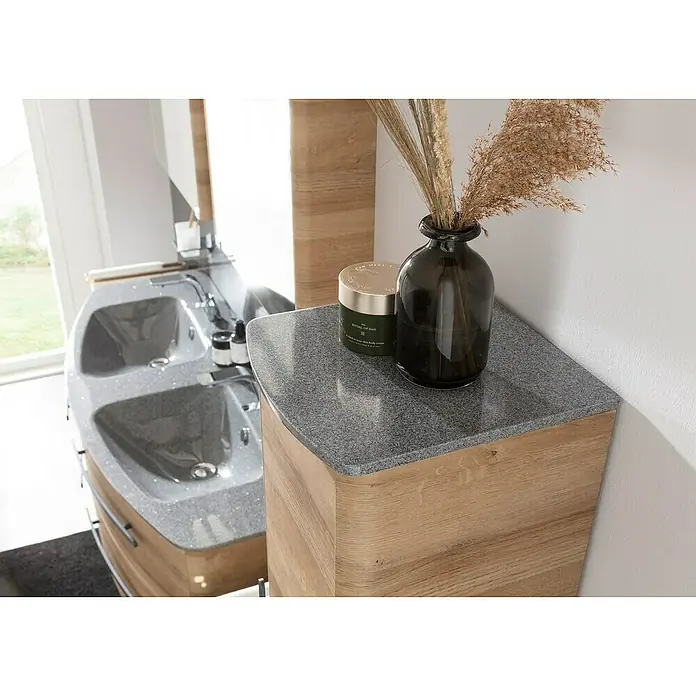 Lanzet Classico Midischrank - B x T x H: 31,2 x 32,5 x 121,4 cm, Berg Eiche/Grau, Farbe Griff: Anthrazit, DIN Anschlag: Links - Nahaufnahme eines modernen Badezimmers mit Doppelwaschbecken, Holzschrank und dekorativer Vase mit Trockenblumen auf einer grauen Arbeitsplatte.
